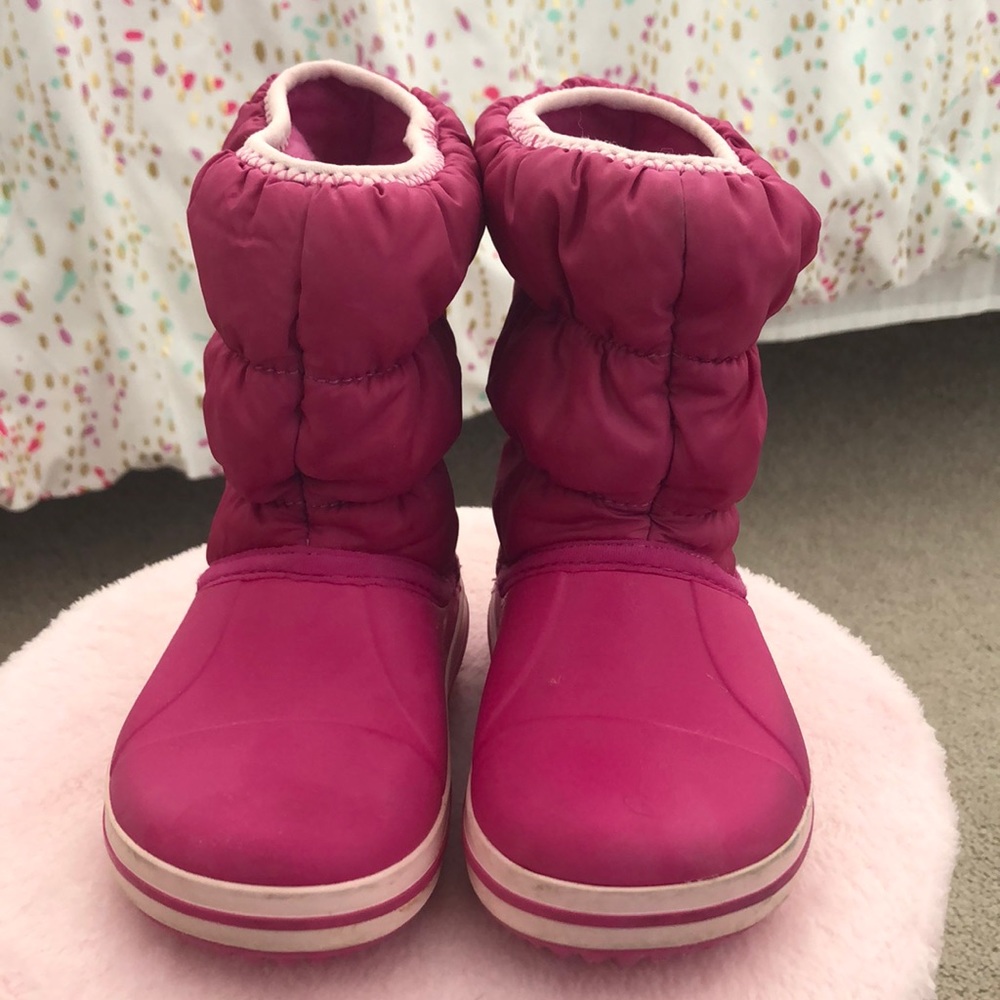 Girl toddler Crocs snow boots - size 6